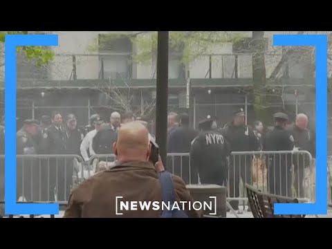 رجل يشعل النار في نفسه أمام محكمة مانهاتن الماثل أمامها ترامب