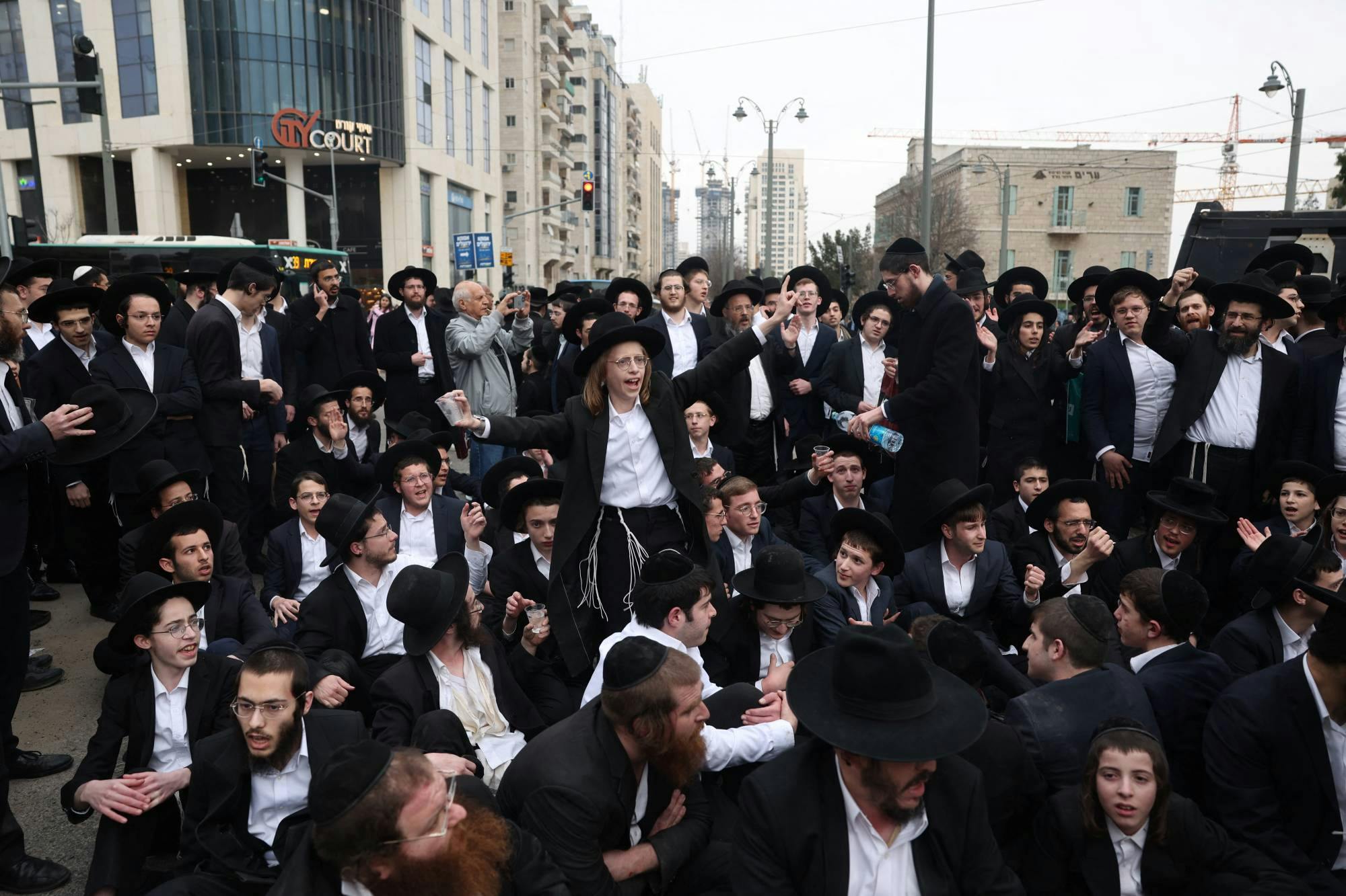 اليهود الحريديم يعترضون على قانون التجنيد ويحرقون علم الاحتلال